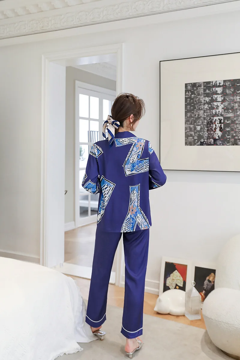 Комплект пижамный женский атласный с надписью граффити | Женская одежда