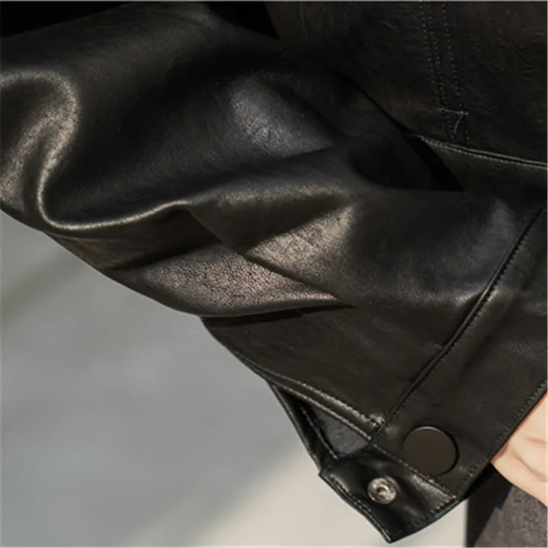 Женская укороченная куртка Sungtin однотонная черная белая из искусственной кожи