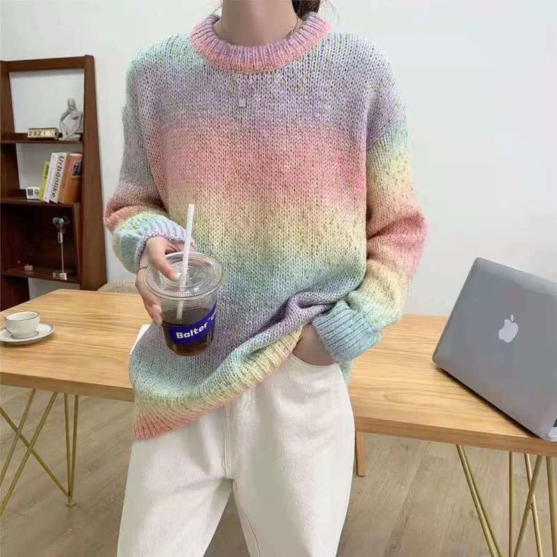 

Женский свободный свитер в японском стиле на раннюю осень