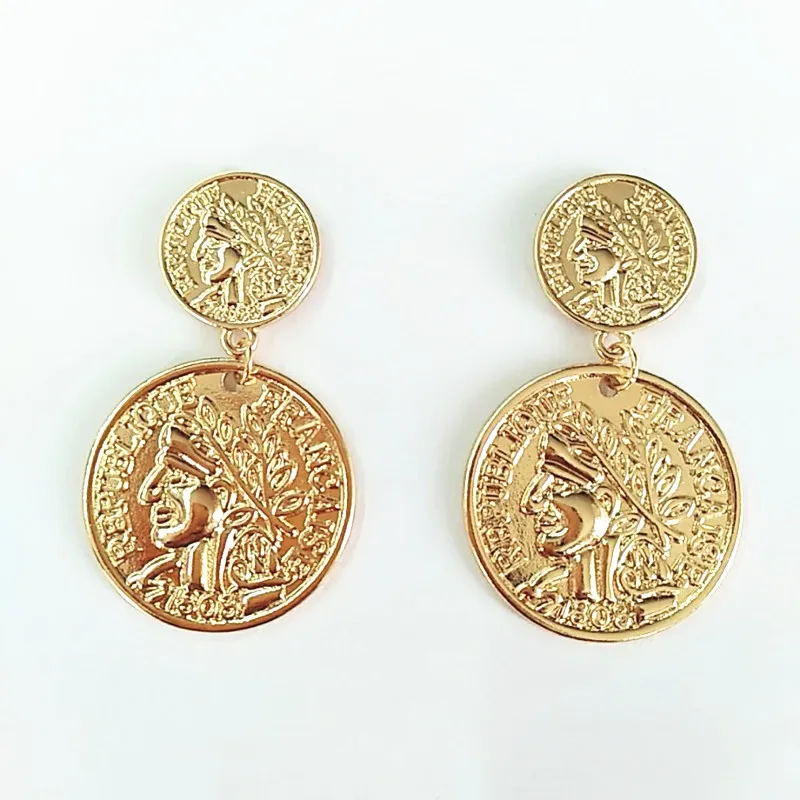 Золотые серьги Стад Серьги в виде монет металла с геометрическим узором
