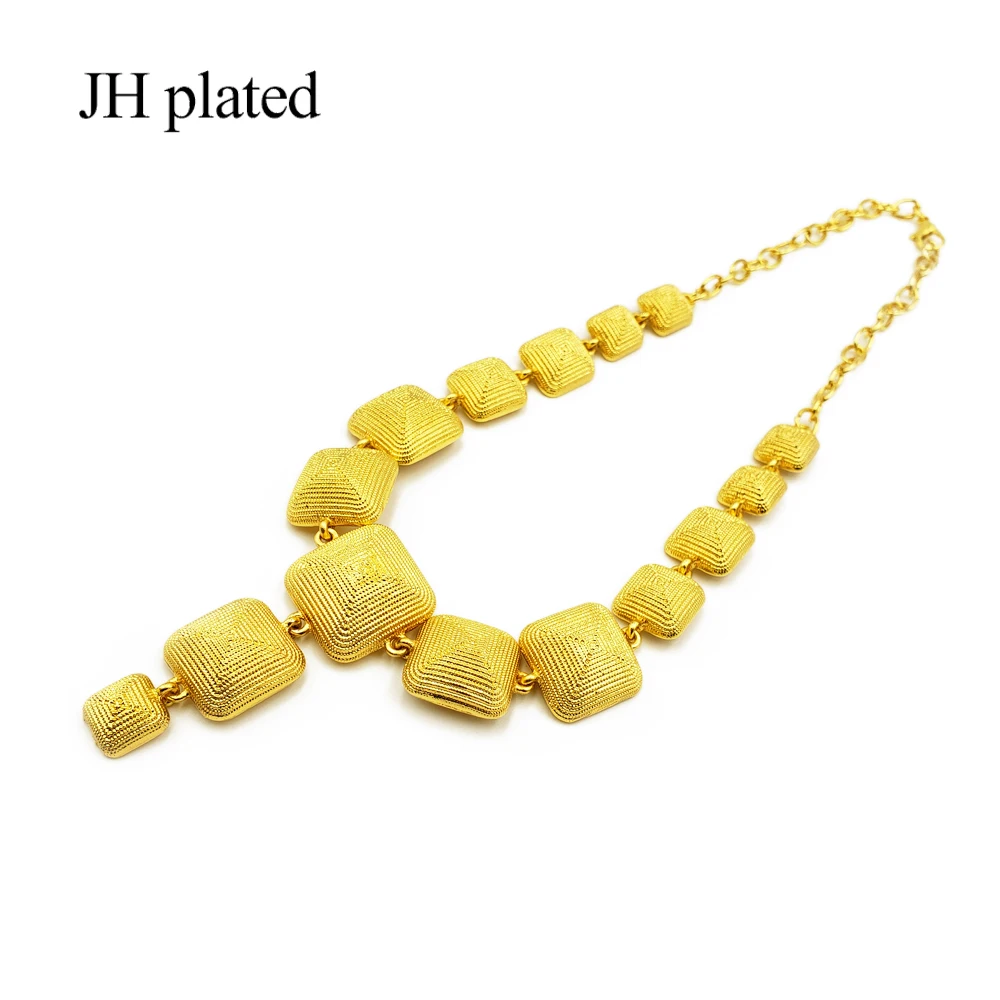 Комплект золотых ювелирных изделий из колье браслета серег и кольца | Украшения