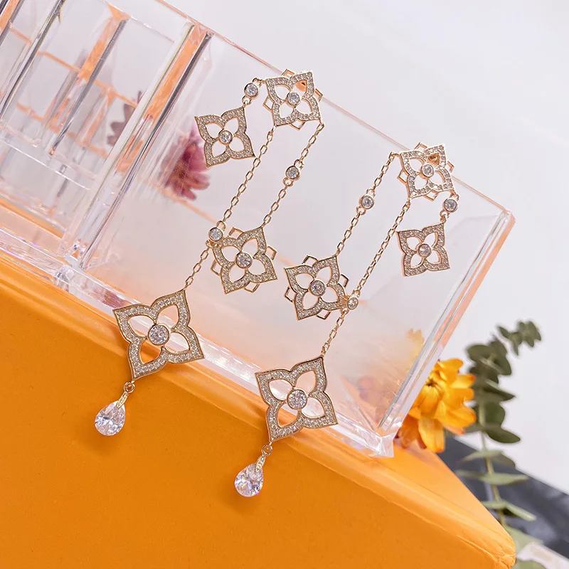 

Four golden four-leaf flower tassel pendant earrings women