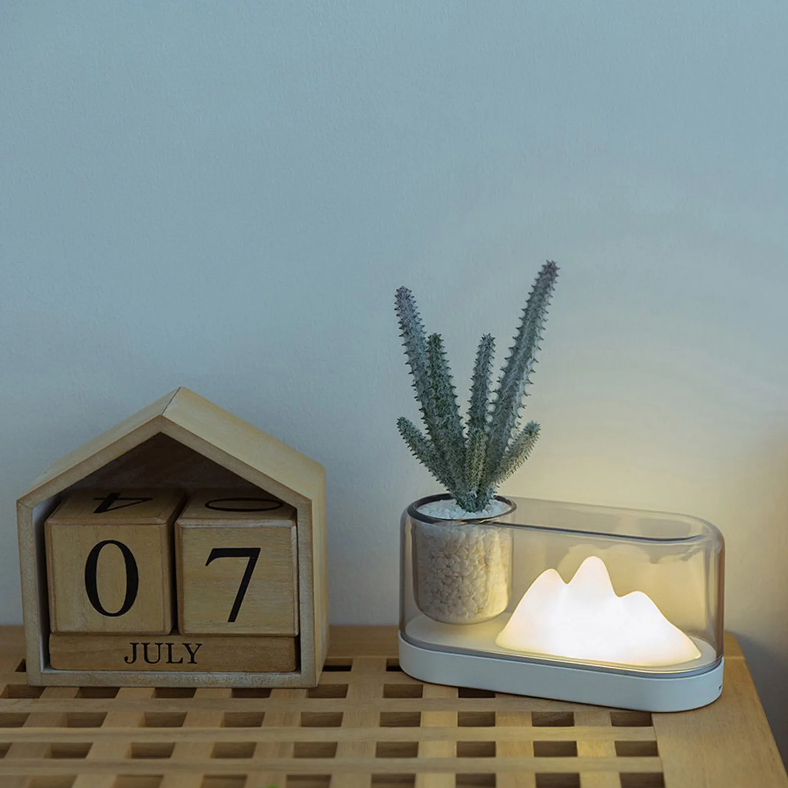 

Table Light, Multifunctional Atmosphere Desk Lamp Mountains Design USB Charging Portable Multicolor LED Lighting Pen Holder