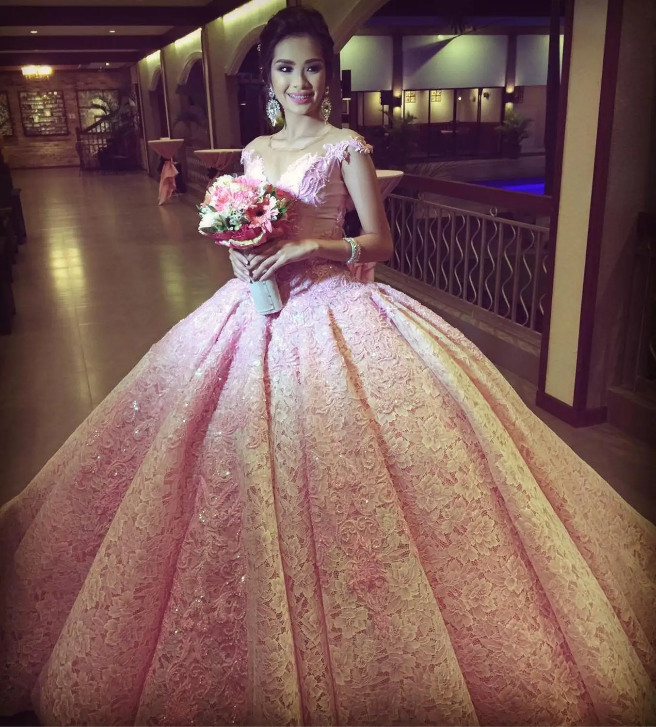 Элегантные длинные кружевные розовые вечерние платья с бисером из прозрачной