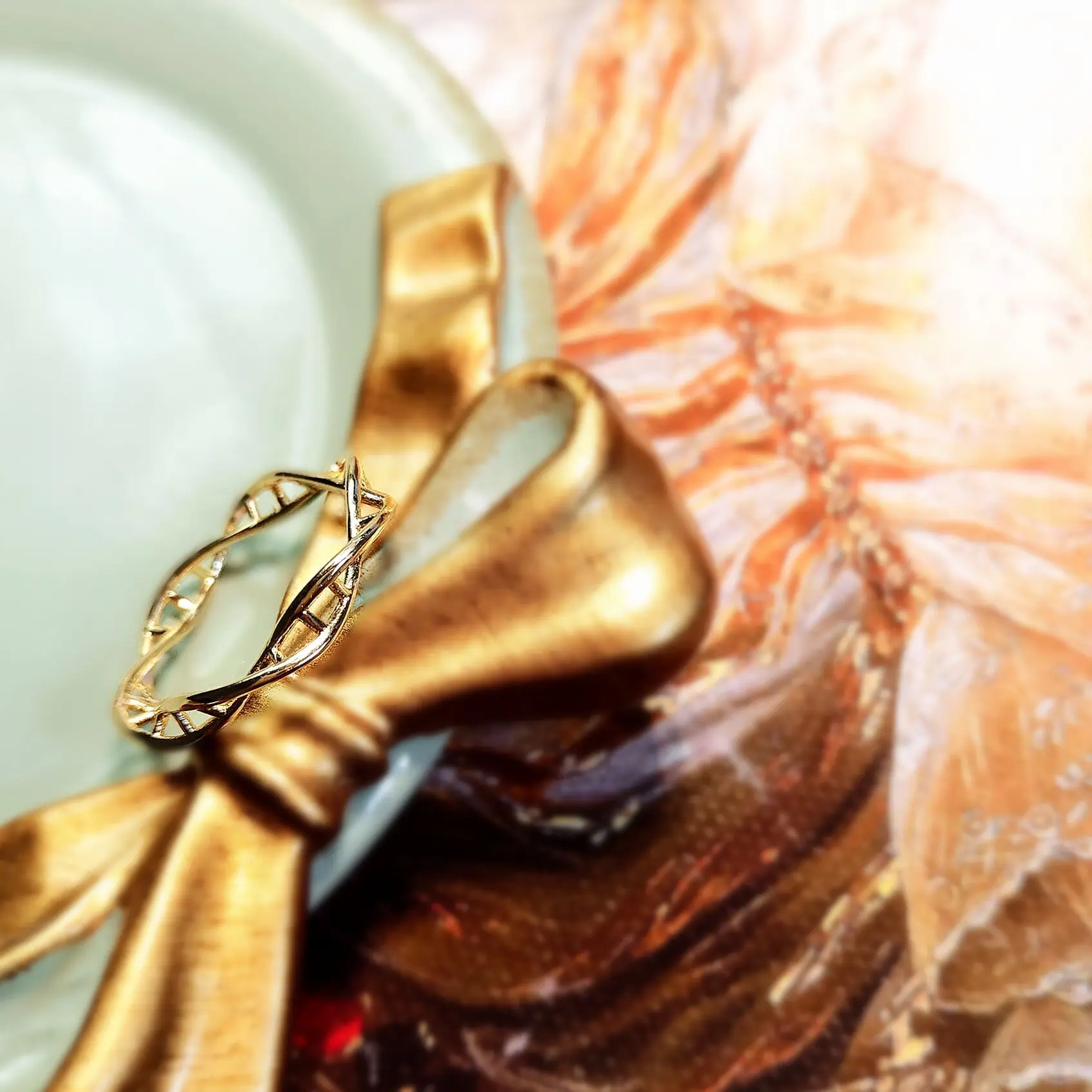 

Luxury Male Female Hollow Small Ring Classic Gold Color Wedding Rings For Women Men Luxury Metal Thin Engagement Ring