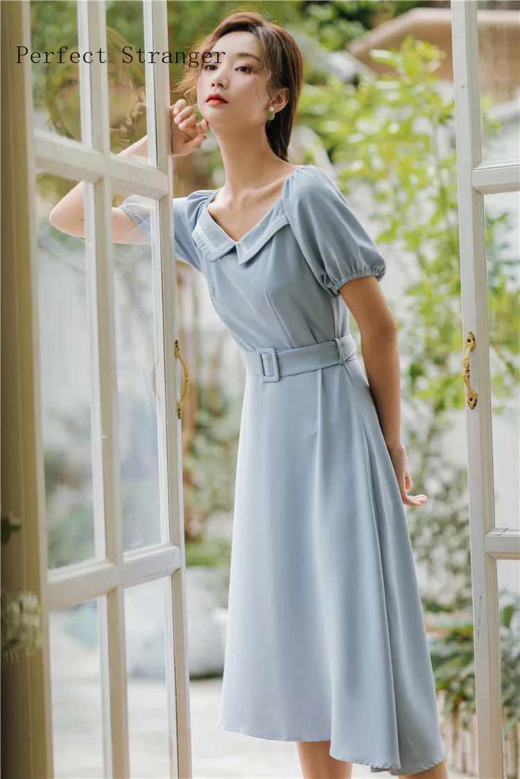 Женское длинное платье с рукавами-фонариками в студенческом стиле воротником