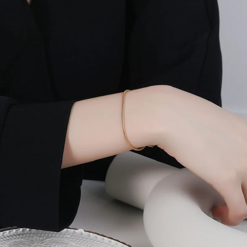 

S925 серебро корейский браслет женский мини простой ретро светильник класса люкс INS с защитой от холодного ветра, цепочка из змеиных костей бр...