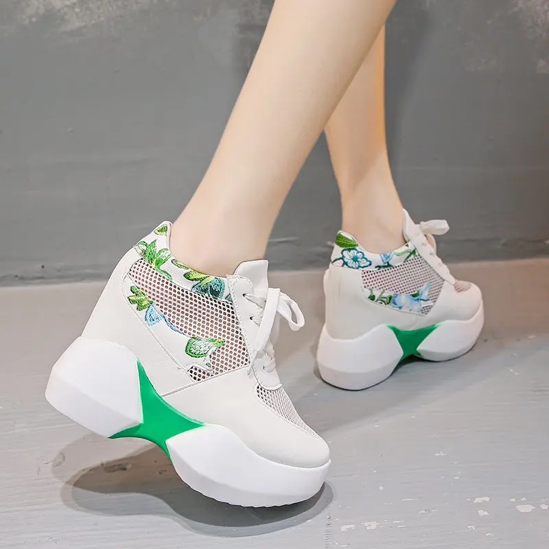 

Woman Chunky Height Increase Shoes Dropshipping Pink White Vintage Printed Sneakers Platform Women Breathable Mesh Running Shoes