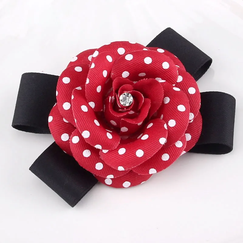 Классическая шерстяная брошь ручной работы в белый горошек Камелия виде банта