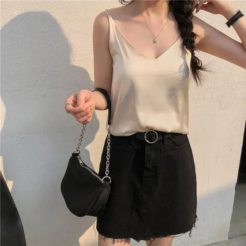 Женские шелковые атласные черные облегающие футболки с v-образным вырезом и