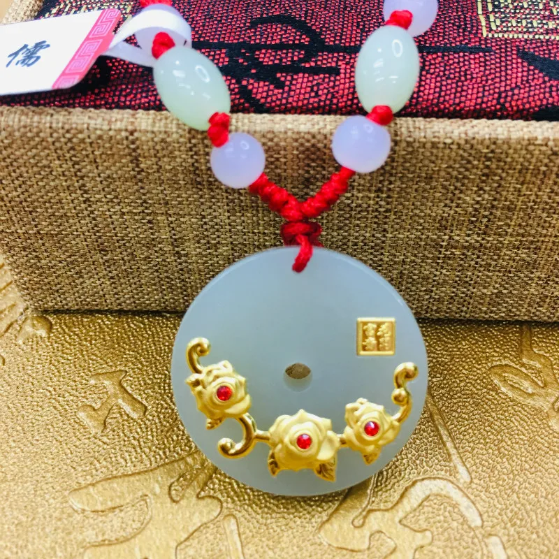 Оправа Послать сертификат уровня А Полный раздел натурального хетянского нефрита, инкрустированная 24-каратным золотым плетеный кулон с изображением счастливого сливового пончика с ручной плетеной подвеской на шее.