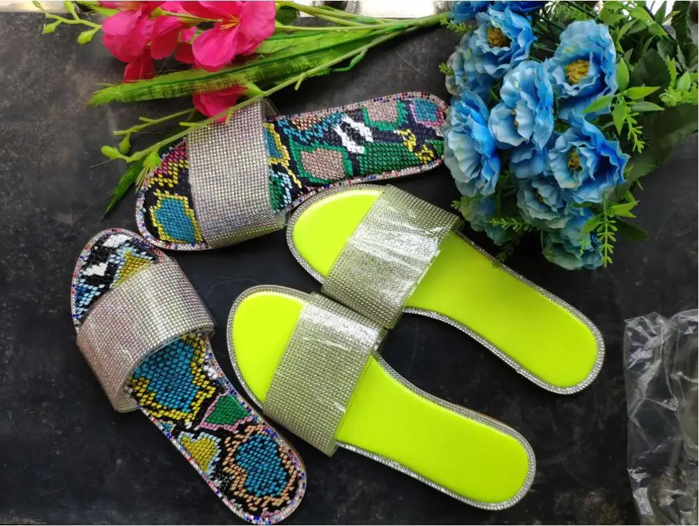 2020 Модные женские сандалии Обувь под змеиную кожу Блестящие стразы слипоны