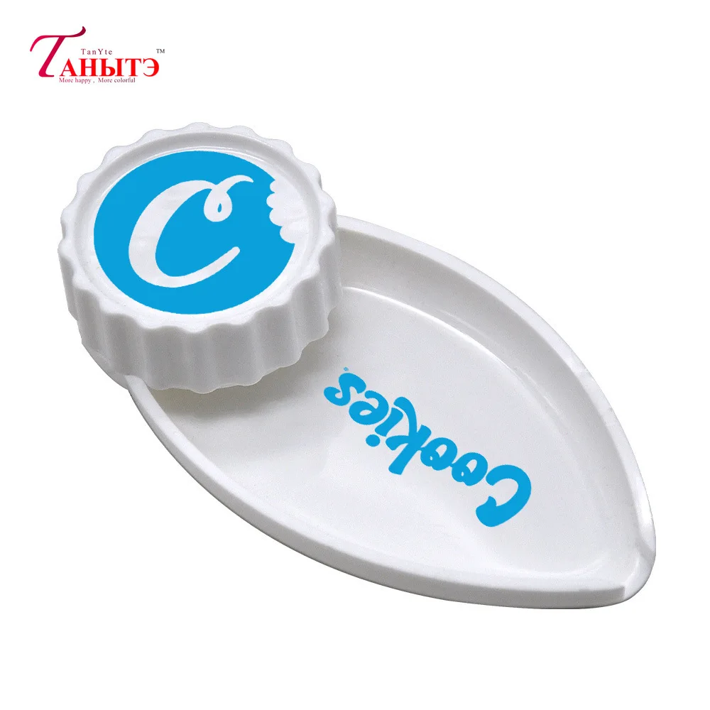 

1PC Cookies New 40mm Weed Grinder with Funnel Tray Plastic Leaf Shape Mini Tobacco Herb Tray 2 In 1 Cigarette Herbe Grinders