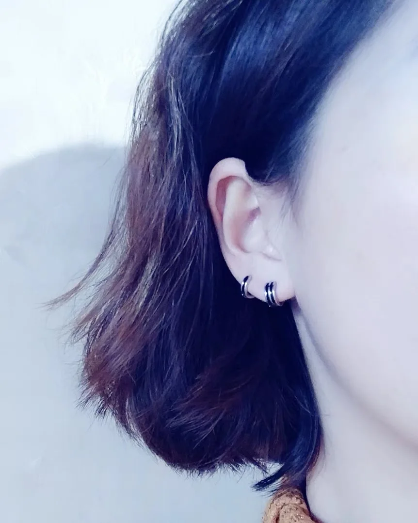 Женские серебряные серьги простые глянцевые широкие с пряжкой для ушей