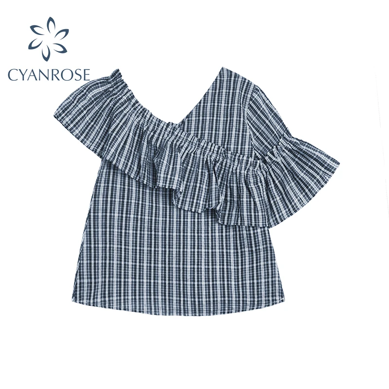 Женская блузка с оборками на плечах приталенная в клетку V образным вырезом и