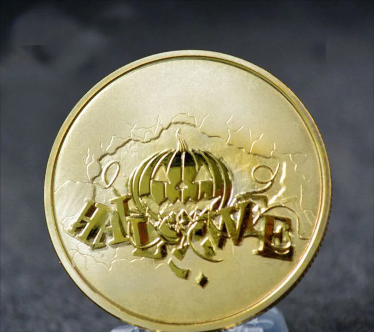 Сувенирная монета на Хэллоуин позолоченная и окрашенная тыквой гримаса удачная