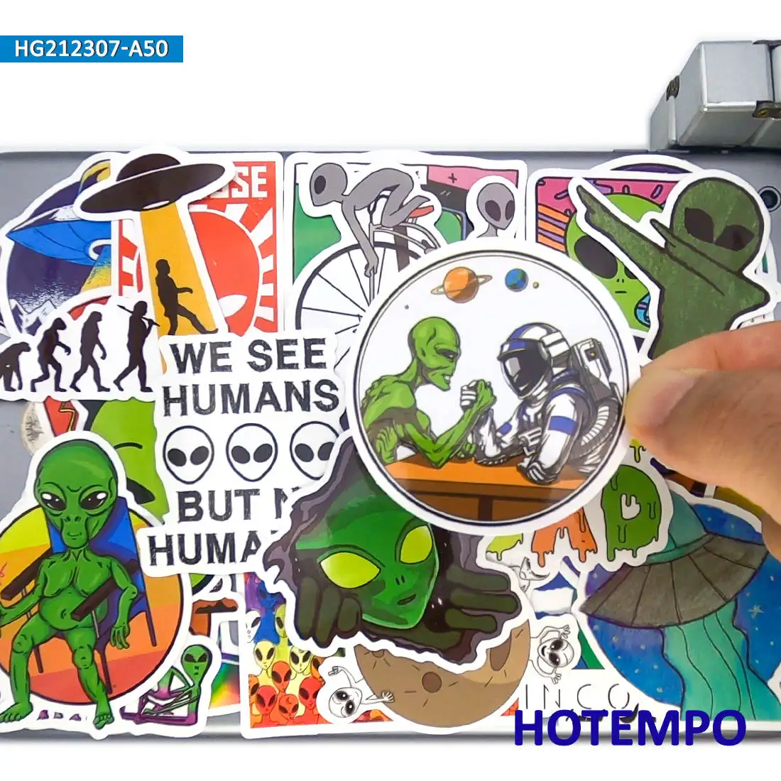 50 adet Alien astronot dış uzay gemisi UFO Retro komik Sticker telefon Laptop için bagaj kaykay bisiklet araba su geçirmez çıkartmalar