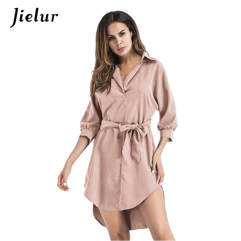 Женское однотонное мини-платье с отложным воротником рукавом до локтя и поясом |