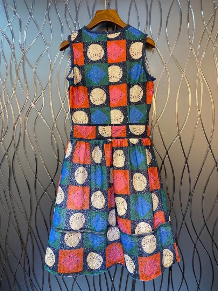 Женское платье трапециевидной формы в горошек с круглым вырезом без рукавов