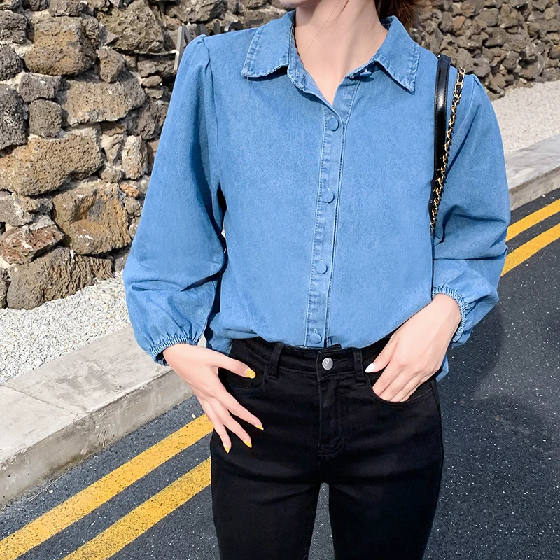 

Женская джинсовая рубашка с длинными рукавами-фонариками и эластичными манжетами