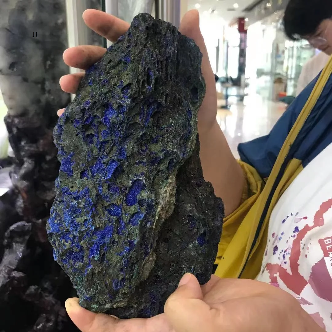 С натуральным синим кристаллом руды камень предметы мебели сырой образцы