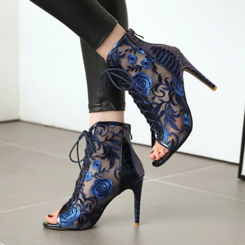 Женские ботильоны с вышивкой в стиле ретро Обувь на тонком высоком каблуке со