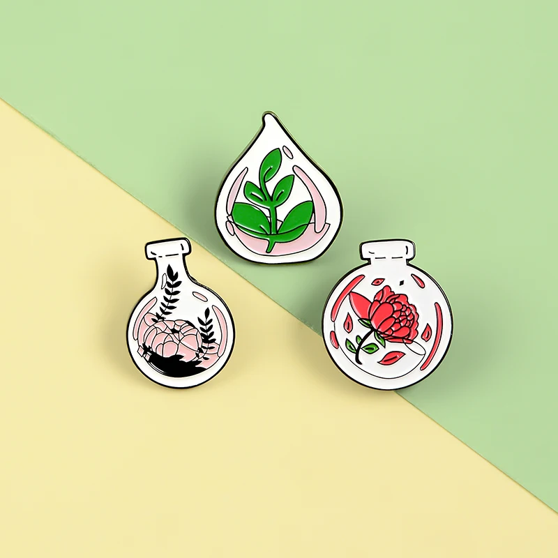 Металлическая эмалированная булавка в горшке с изображением растений
