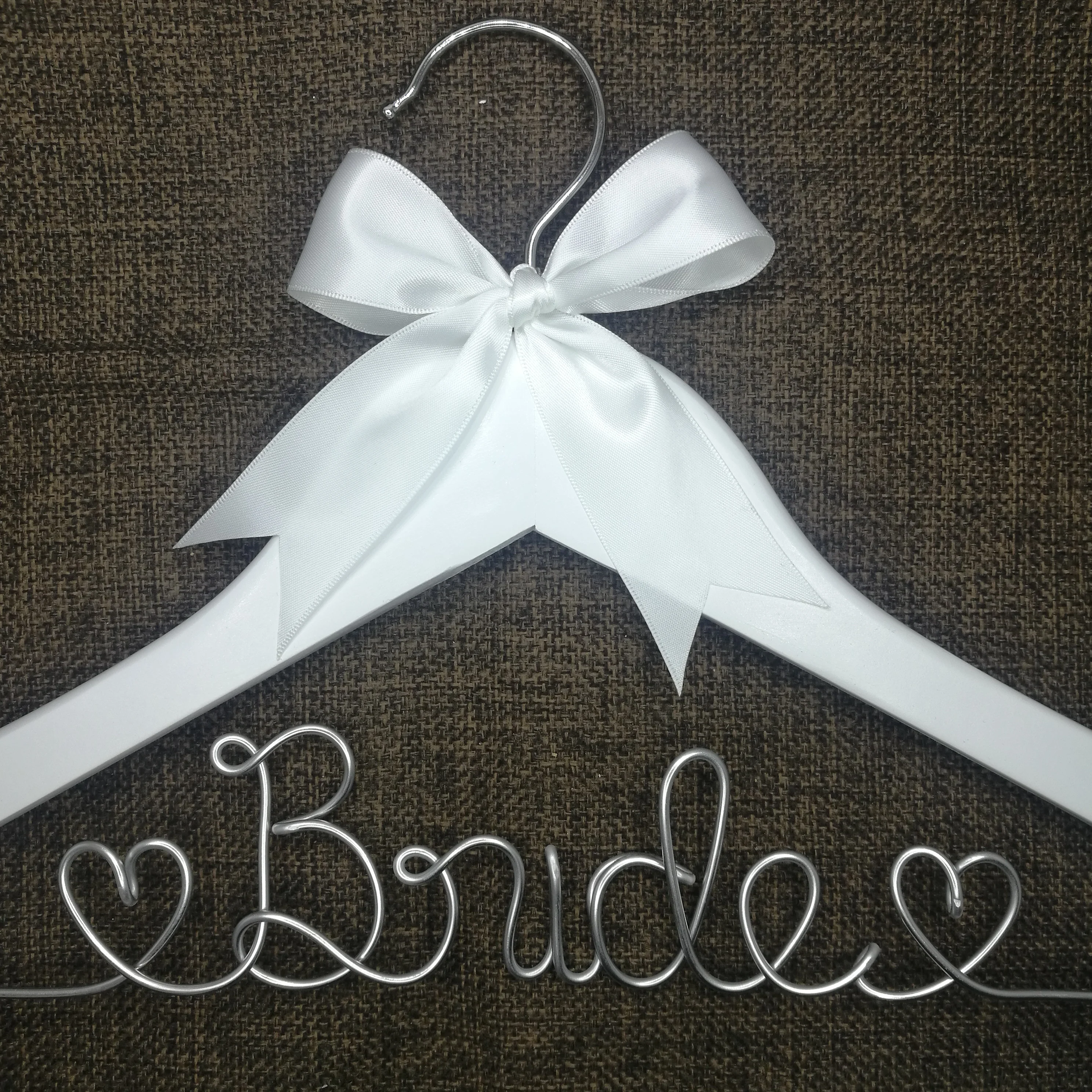 Свадебная Вешалка. Подарки подружки невесты имя вы можете настроить текст | Дом и