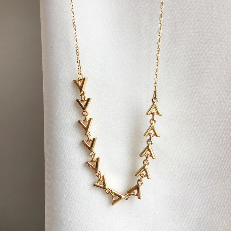 

HANGZHI 2020 New Punk Texture Personality Golden Vintage Triangle Arc Design Clavicle Chain Necklace for Women Girl Part Jewelry