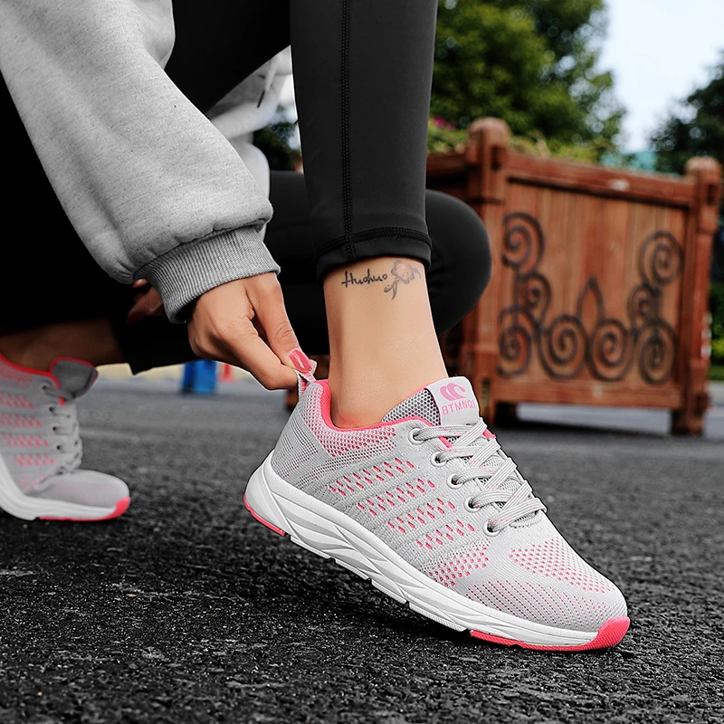 Кроссовки женские спортивные на шнуровке удобные для фитнеса и спортзала бега