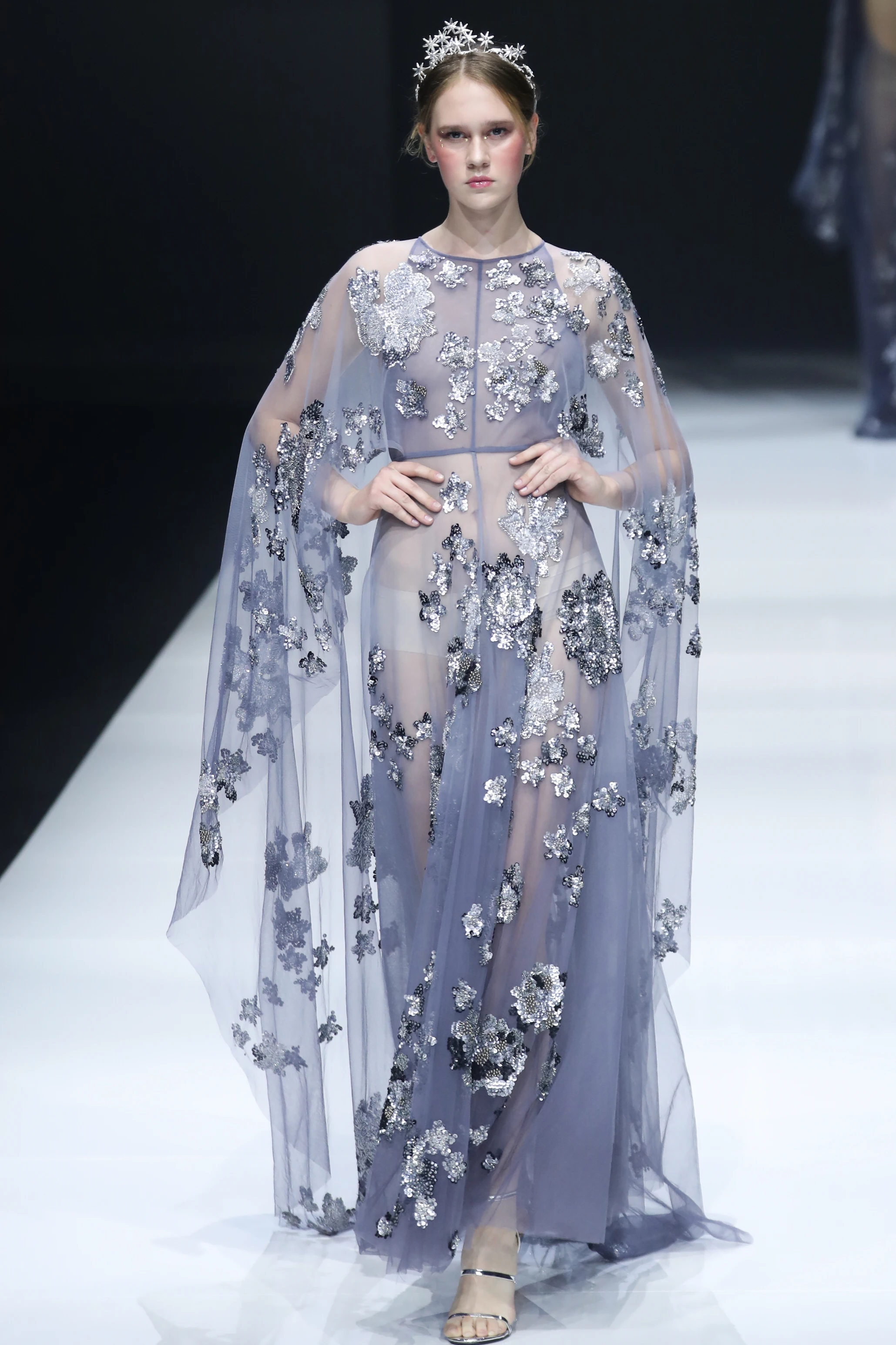 Прозрачное вечернее платье из тюля с длинными рукавами овальным вырезом и