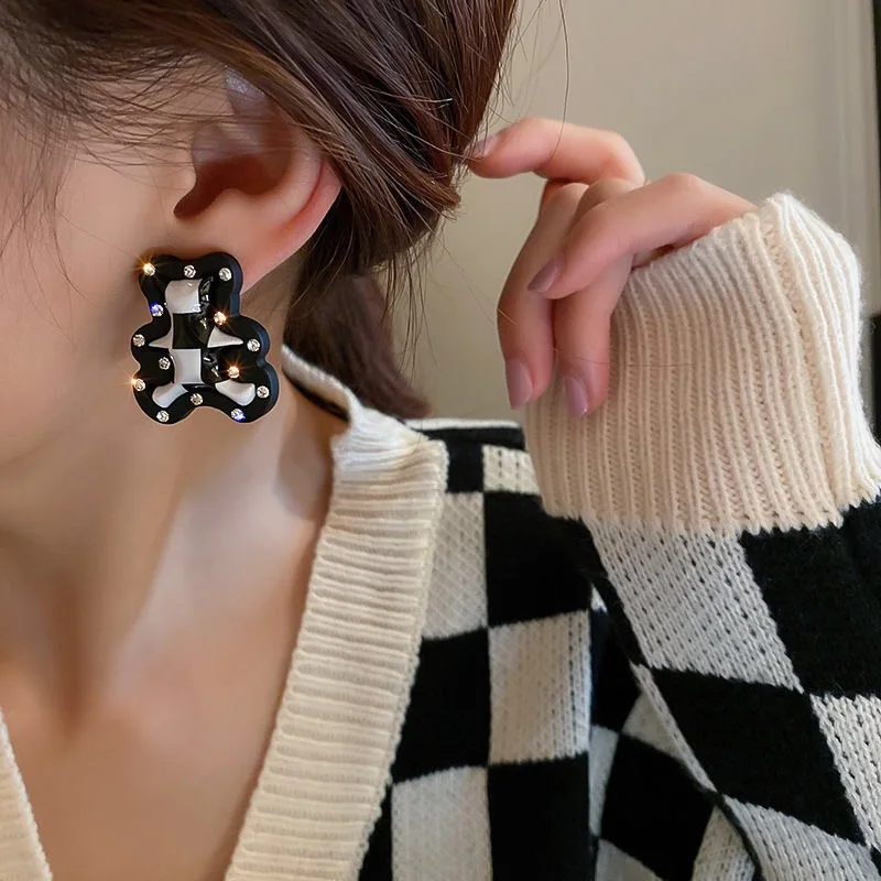 Корейские серьги-гвоздики из серебра 925 пробы в клетку с черным медведем простые