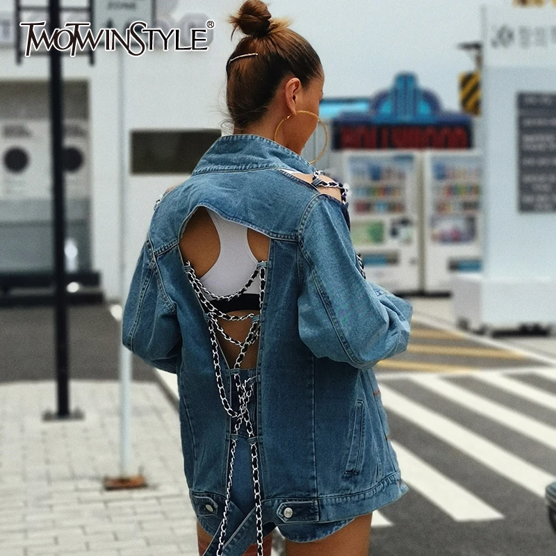 TWOTWINSTYLE с цепочкой открытой спиной сексуальная джинсовая куртка для женщин