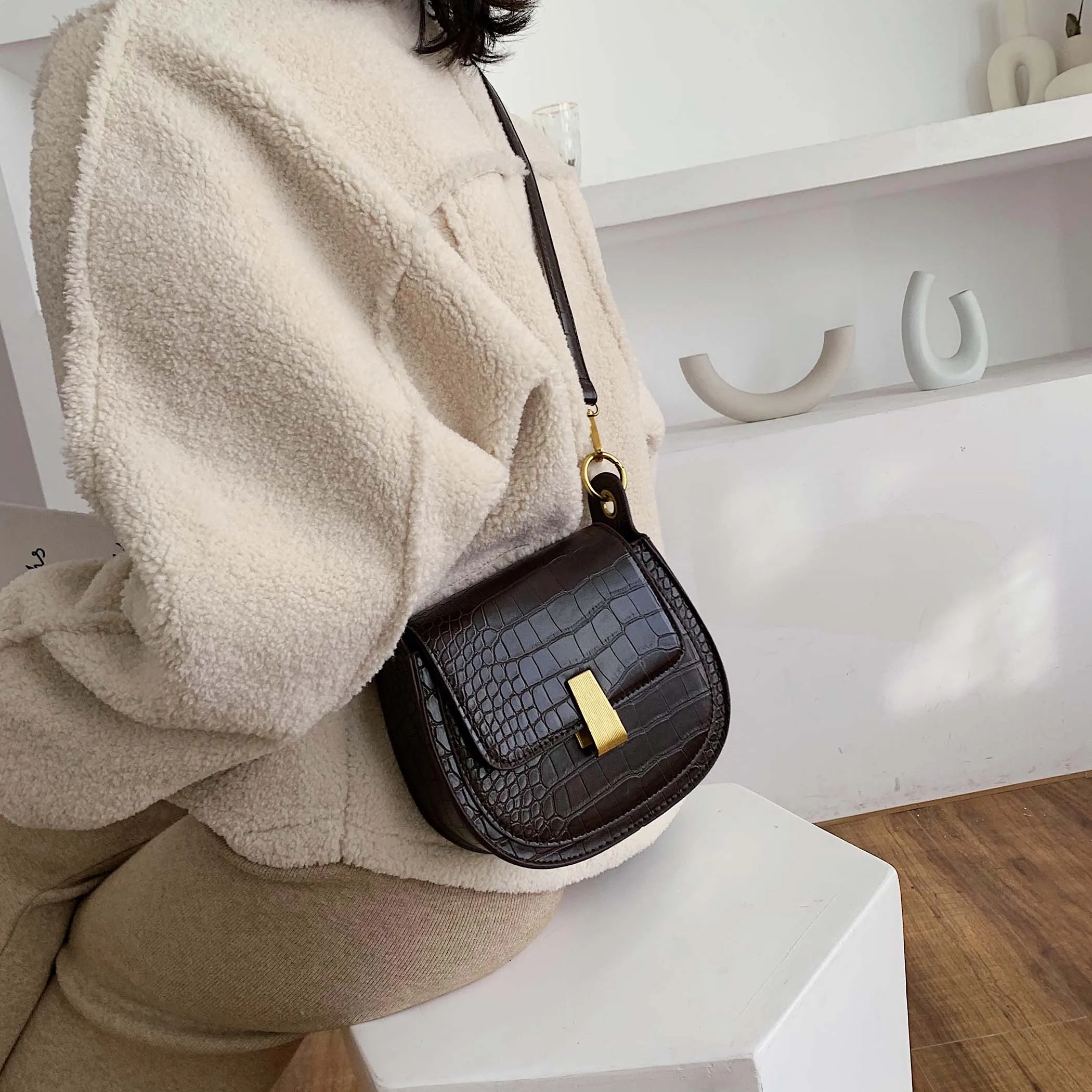 Сумка-седло из искусственной кожи с каменным узором для женщин мини