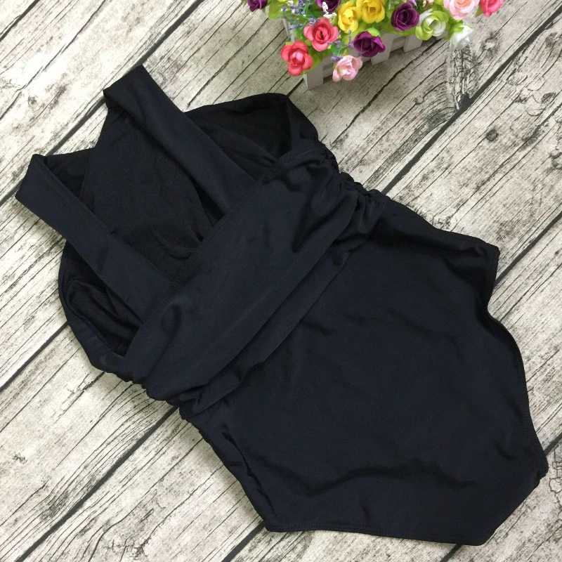 Женский сплошной купальник с глубоким V-образным вырезом и на шее пляжный