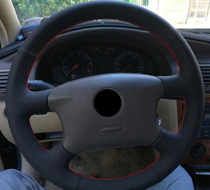 Кожа верхнего слоя черного цвета прошитая вручную чехол рулевого колеса