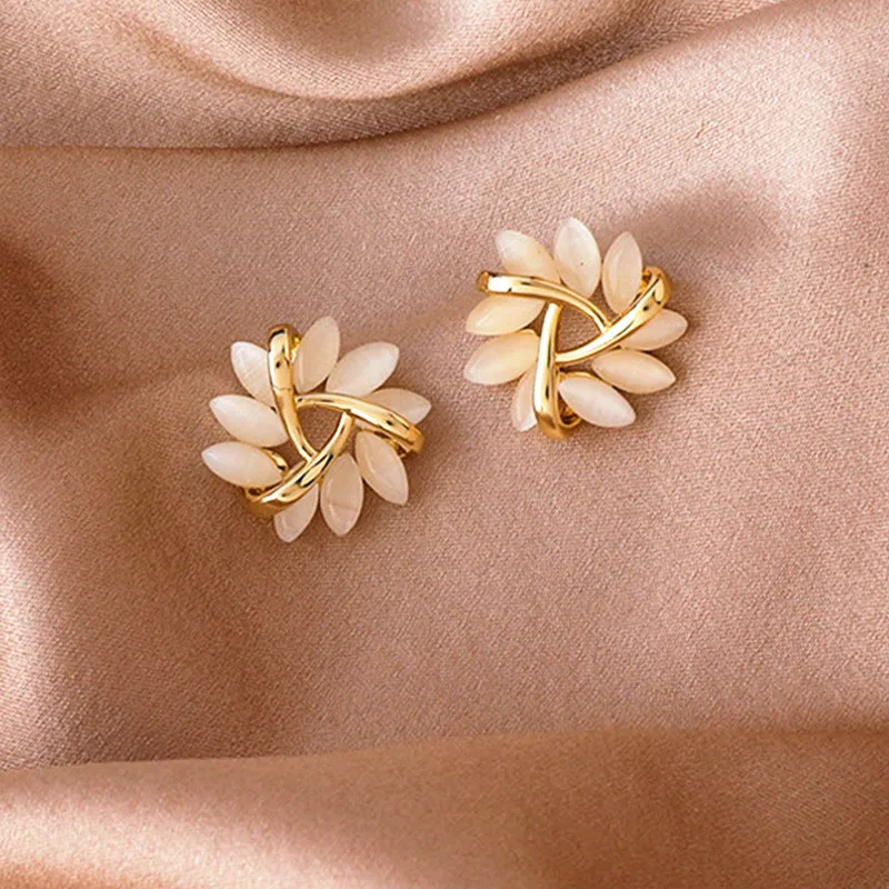 

Trendy Sweet Small Wreath Stud Earrings for Women Girls Cute Lovely Ear Studs Copper Imitation Opal сережки Fashion Earings 2020