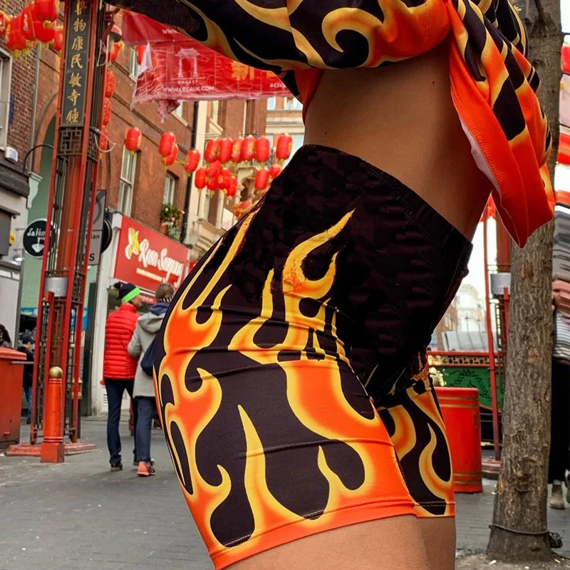 Женский комплект из 2 предметов футболка и шорты с принтом огненного пламени в