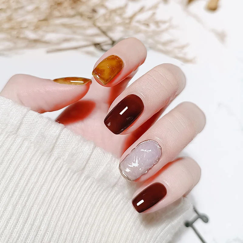 Краска для ногтей с матовым эффектом "Amber Crystal Gel" объемом 8 мл на основе геля, прозрачная при нанесении и сохраняющаяся полупостоянно при использовании UV/LED лампы.