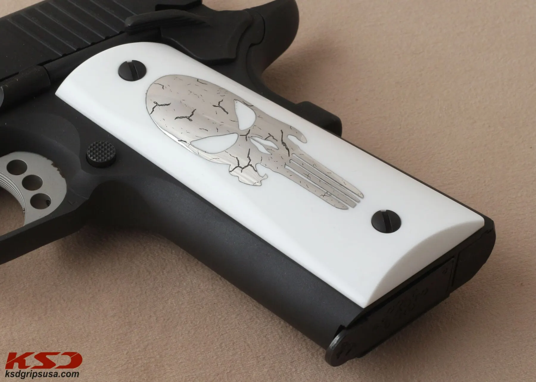 

KSDGrips Sig Sauer 1911 / 1911 подходит Les Baer, Nowlin, Springfield, Кимбер-Совместимость белая акриловая ручка, с изображениями серебряных черепов логотип