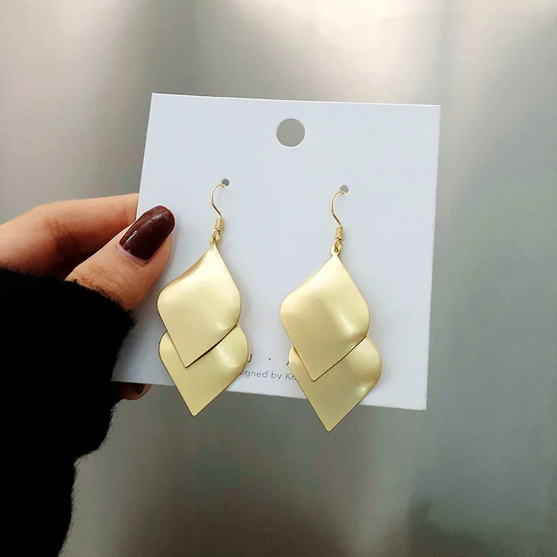 Женские металлические серьги в форме Моаны золотистые с крупным геометрическим