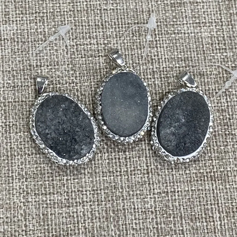 

2 Pieces/pack of Crystal Black Oval Natural Stone Pendant with White Edge Diamonds Handmade Fashion Jewelry Earrings Accessories
