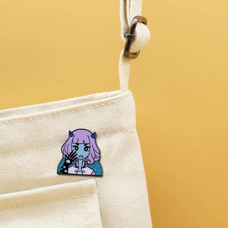 Эмалированная брошь в виде милой демонической школьницы с глазами дьявола|Броши|