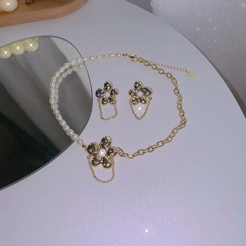

Origin Summer Sweet Freshwater Pearl Flower Pendant Necklace for Women Trendy Hollow Out Metallic Asymmetry Necklace Jewelry