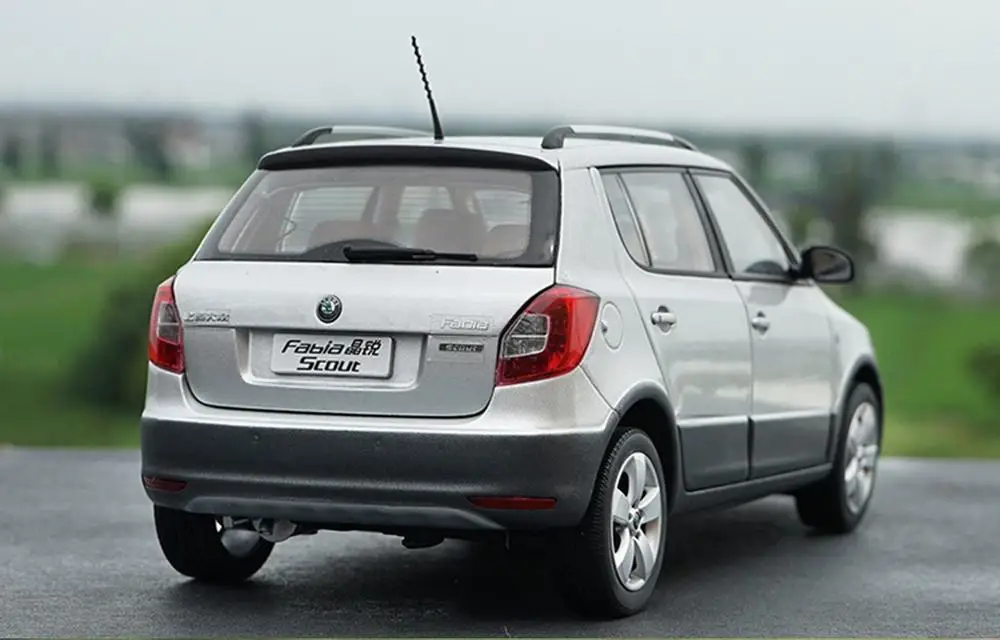 1/18 VW Volkswagen Skoda Fabia разведчик Литые серебряные модели автомобиля коллекция игрушек