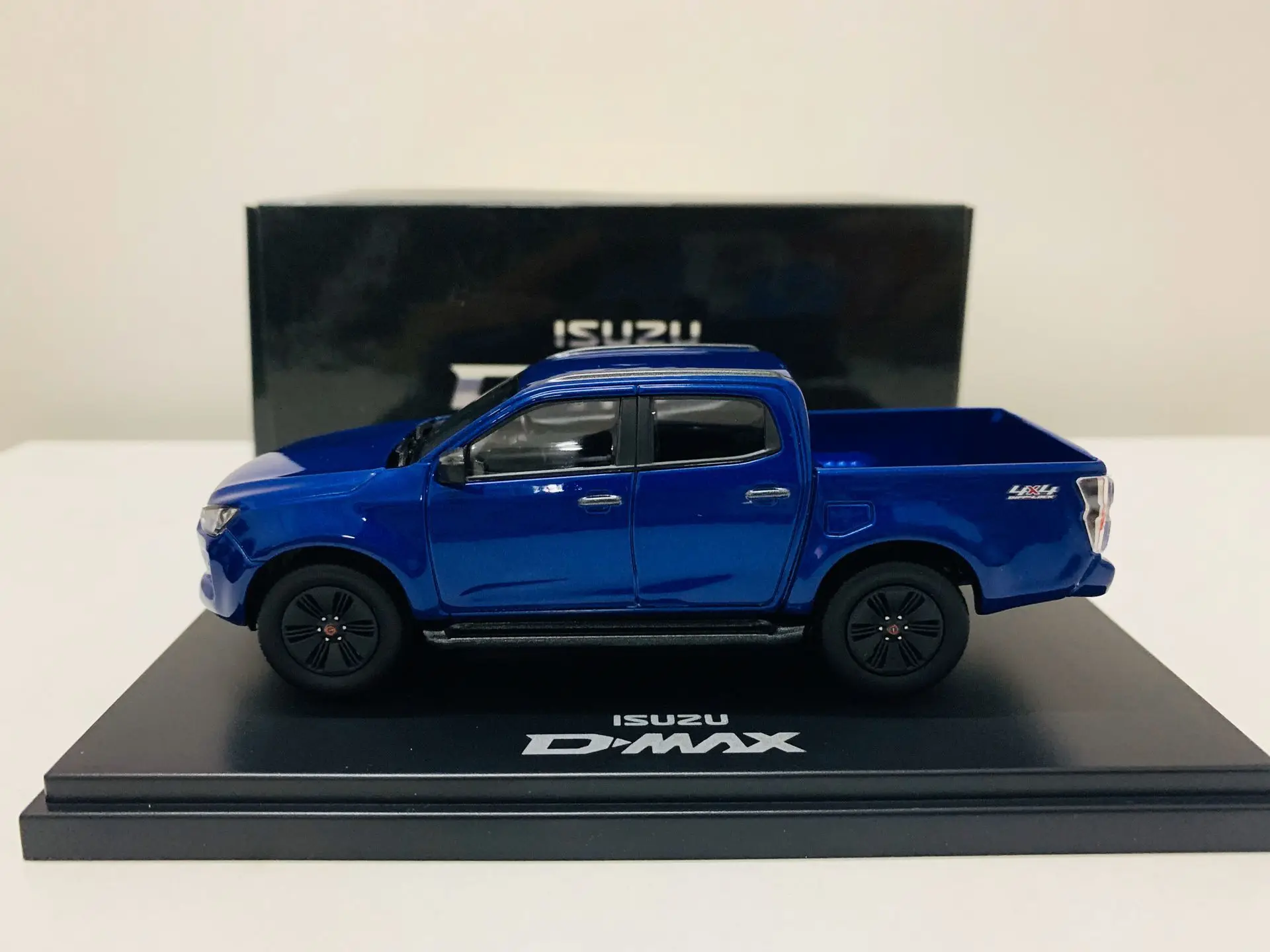 Модель автомобиля Isuzu Dmax Pick Up 4X4 синяя масштаб 1/43 литой под давлением новая