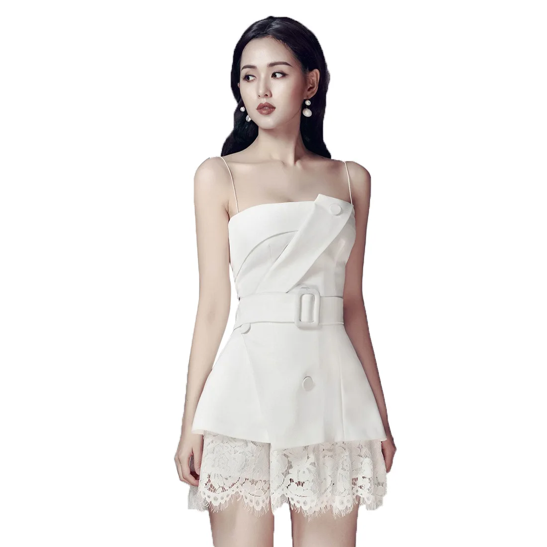 

Женский комплект из двух предметов, пикантный облегающий пиджак на бретелях-спагетти и короткие кружевные брюки белого цвета, на лето