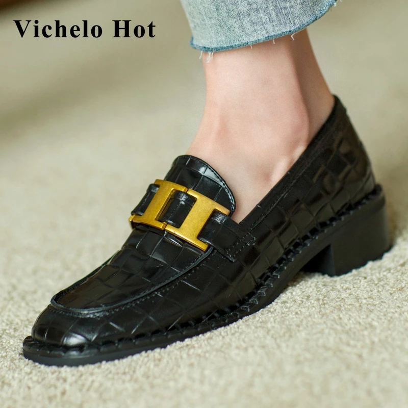 

Vichelo Hot natural leather round toe med heel preppy style retro metal decoration deep mouth slip on fashion women pumps L8f2