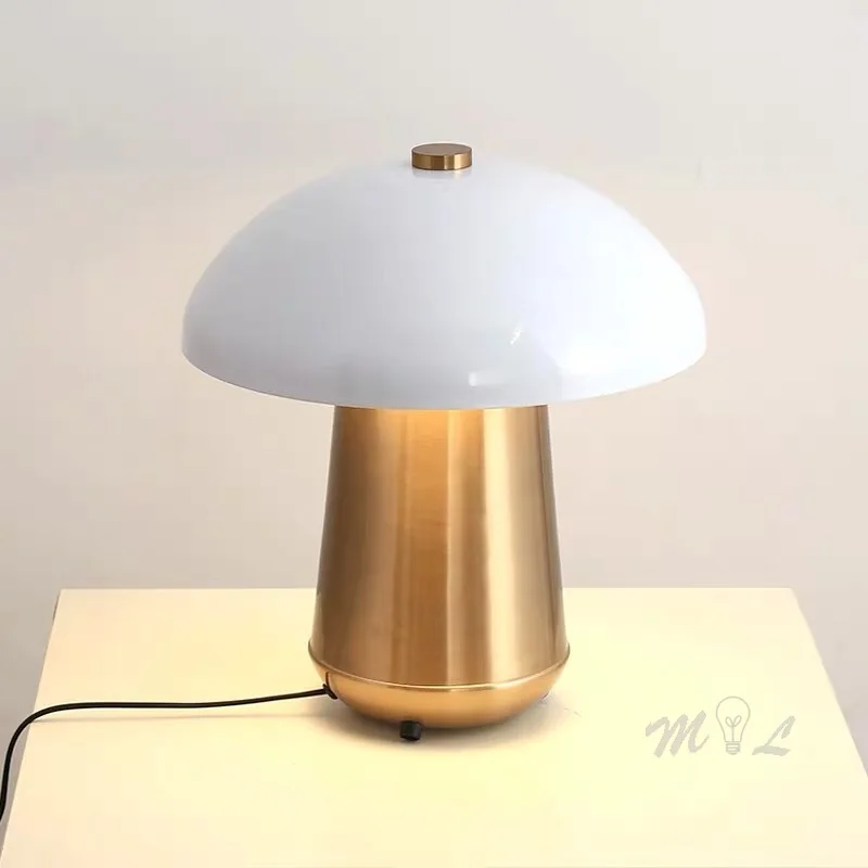 Гриб Утюг Led Настольная лампа современная простая настольная дома деко рядом с
