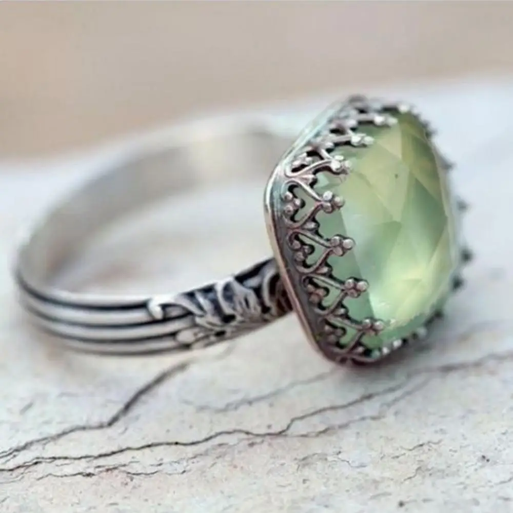 

Vintage Women Rectangle Faux Emerald Gemstone Inlaid Finger Ring Jewelry Gift